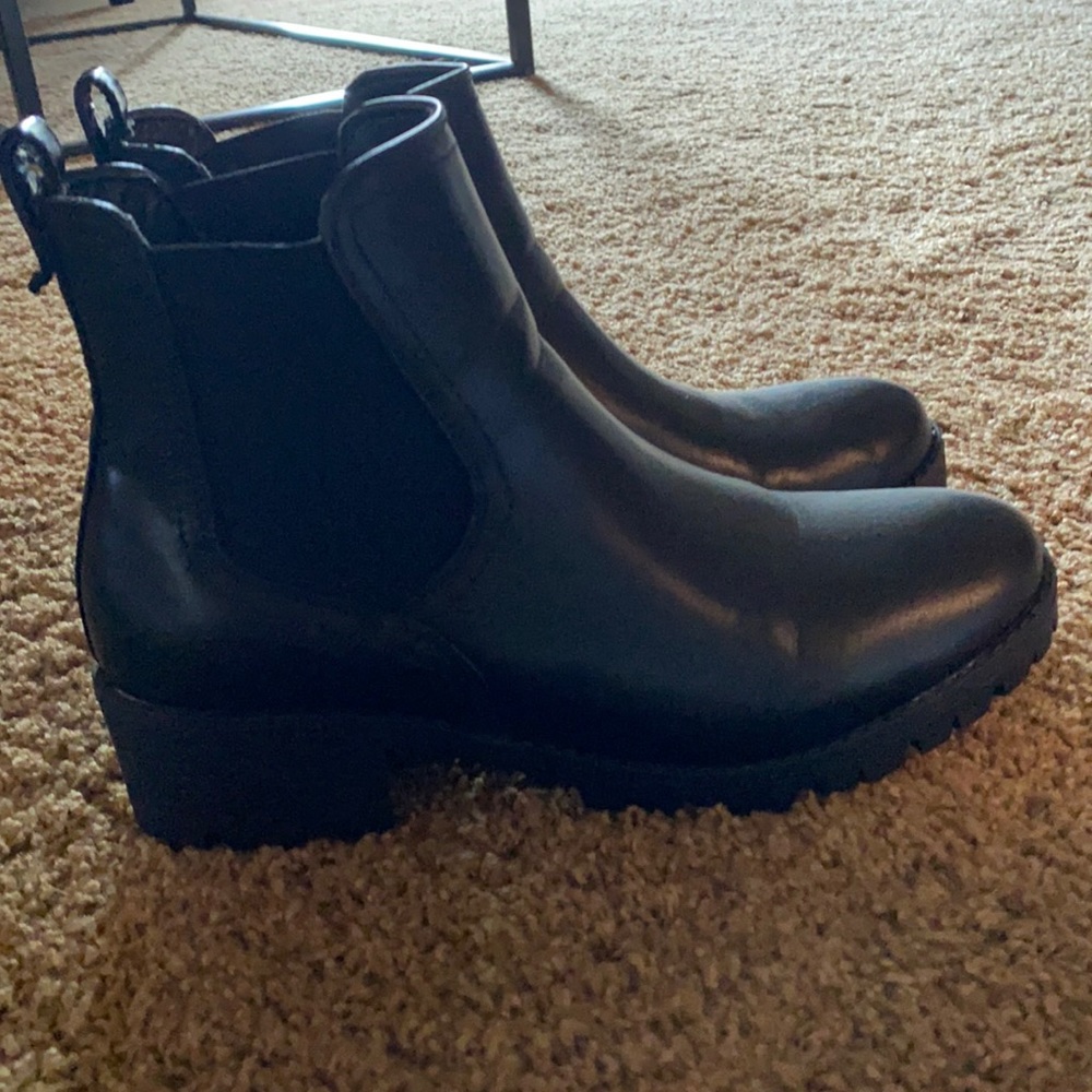 Cute black boots! Worn once!
